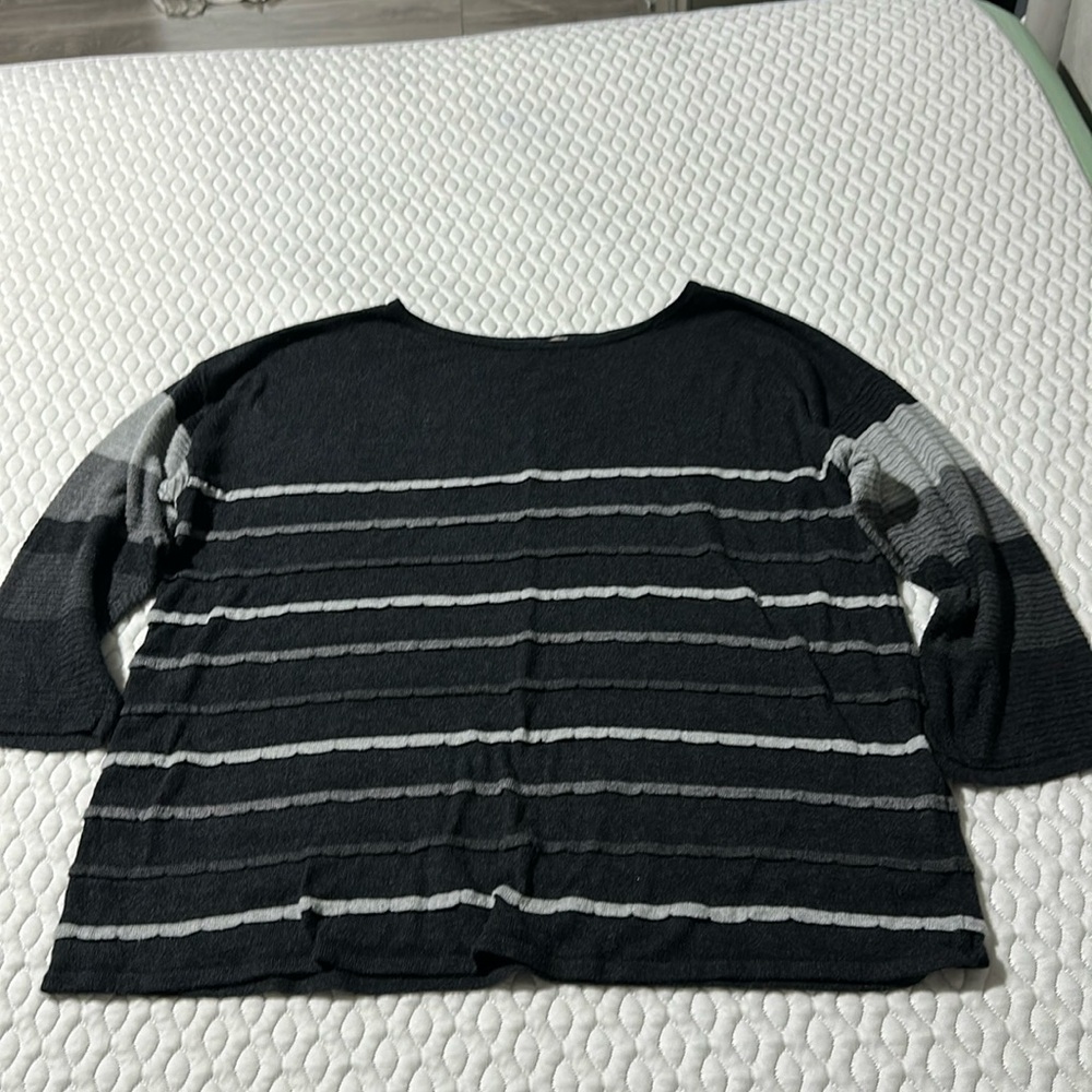 Chico’s Size 2 (Large) QRT Sleeve Top